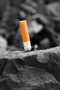 Cigarette écrasée symbolisant la pratique d'arrêt du tabac par l'hypnose