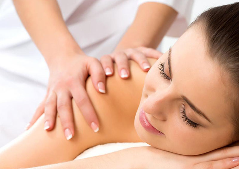 Une femme profite d'un massage à La Rochelle