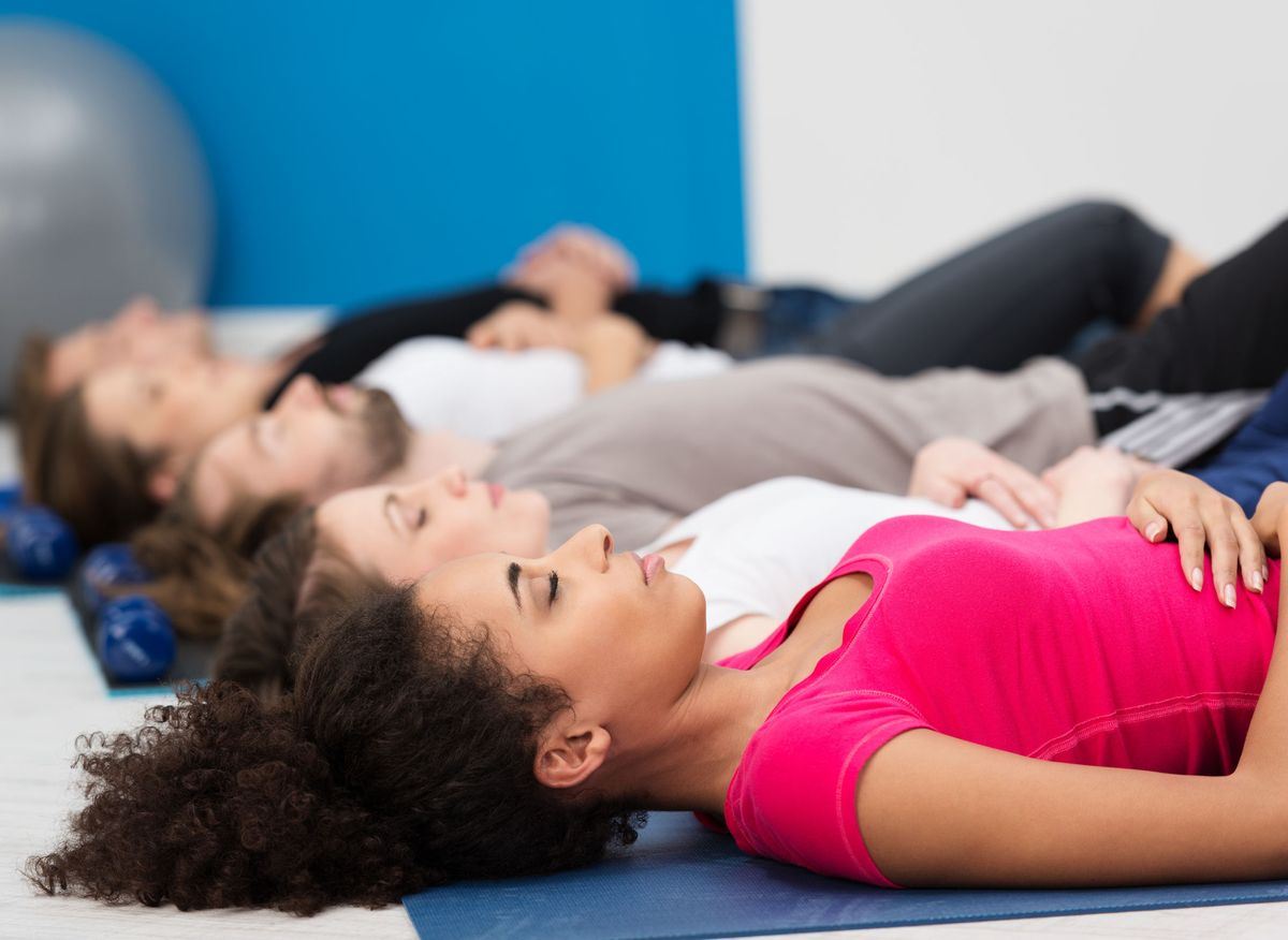 Un groupe de personnes font de la relaxation et du massage à La Rochelle